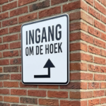 Ingang om de hoek bordje - Afbeelding 2